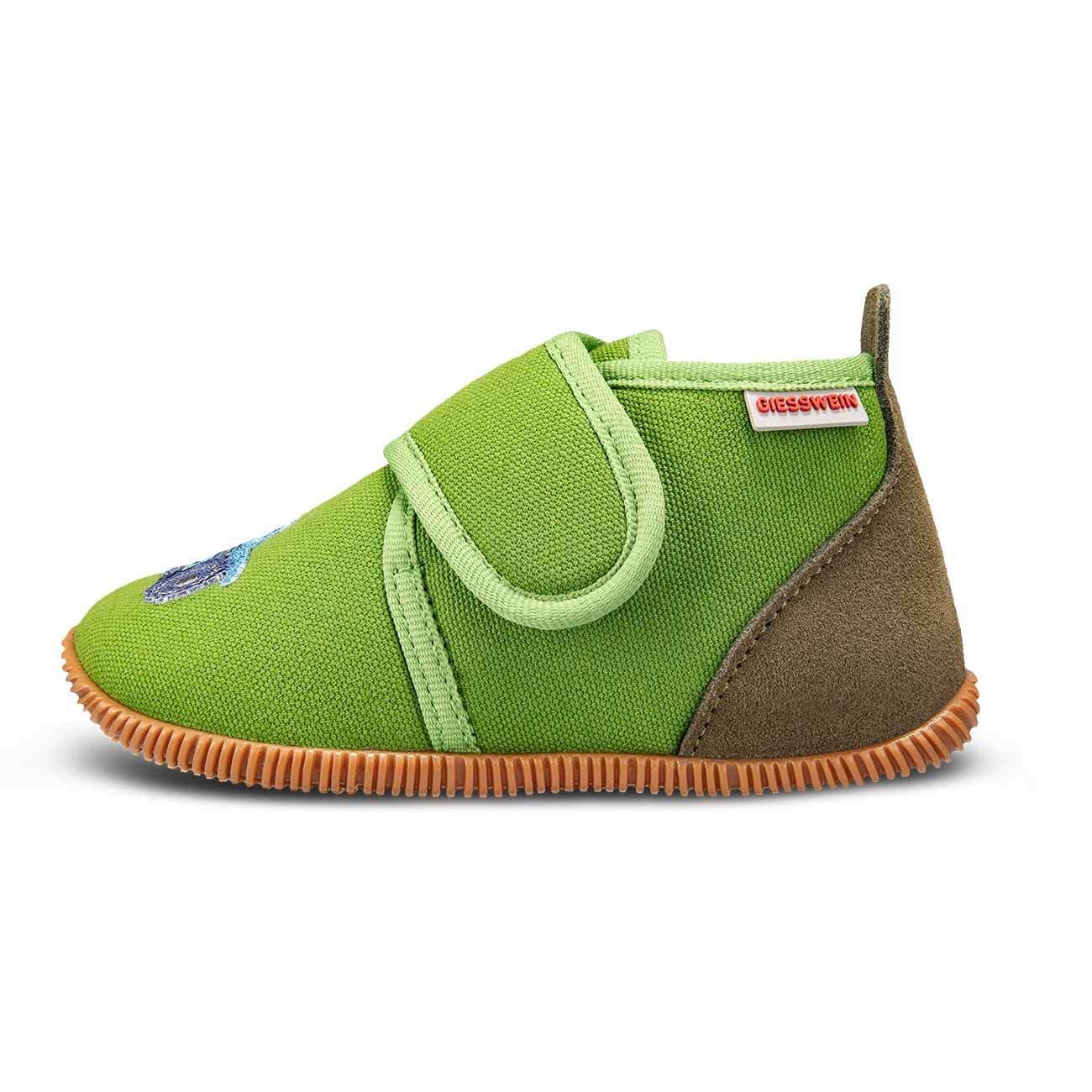 Giesswein Stromberg Slim Fit - Baumwoll-Slipper mit Traktor | Klettverschluss & rutschfeste Gummisohle – leichte Kinder Hausschlappen mit schmalem Schnitt für Jungen