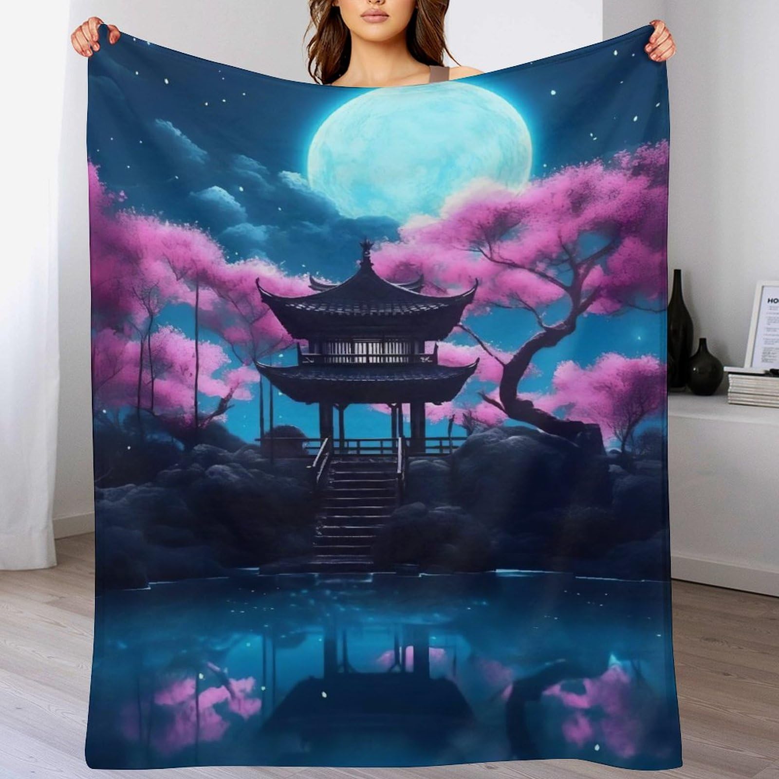 Couverture en polaire flannel cerisier contre le froid du soir sur le lit