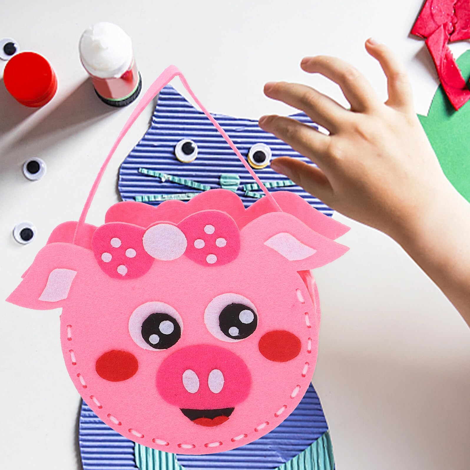 Gatuida Kit de Costura para Niños Bolsos No Tejidos DIY 5 Piezas Tamaño Mediano Colores Variados Seguro para Aprender Manualidades Educativas y Creativas en Casa o Viajes