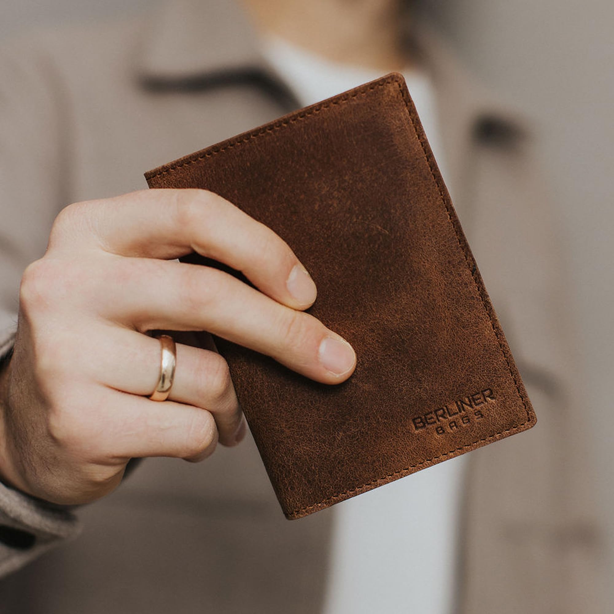 Berliner Bags Oskar Portadocumenti da Viaggio in Vera Pelle, per Uomo con Protezione RFID e Scomparti per Carte, Documenti e Banconote – Marrone