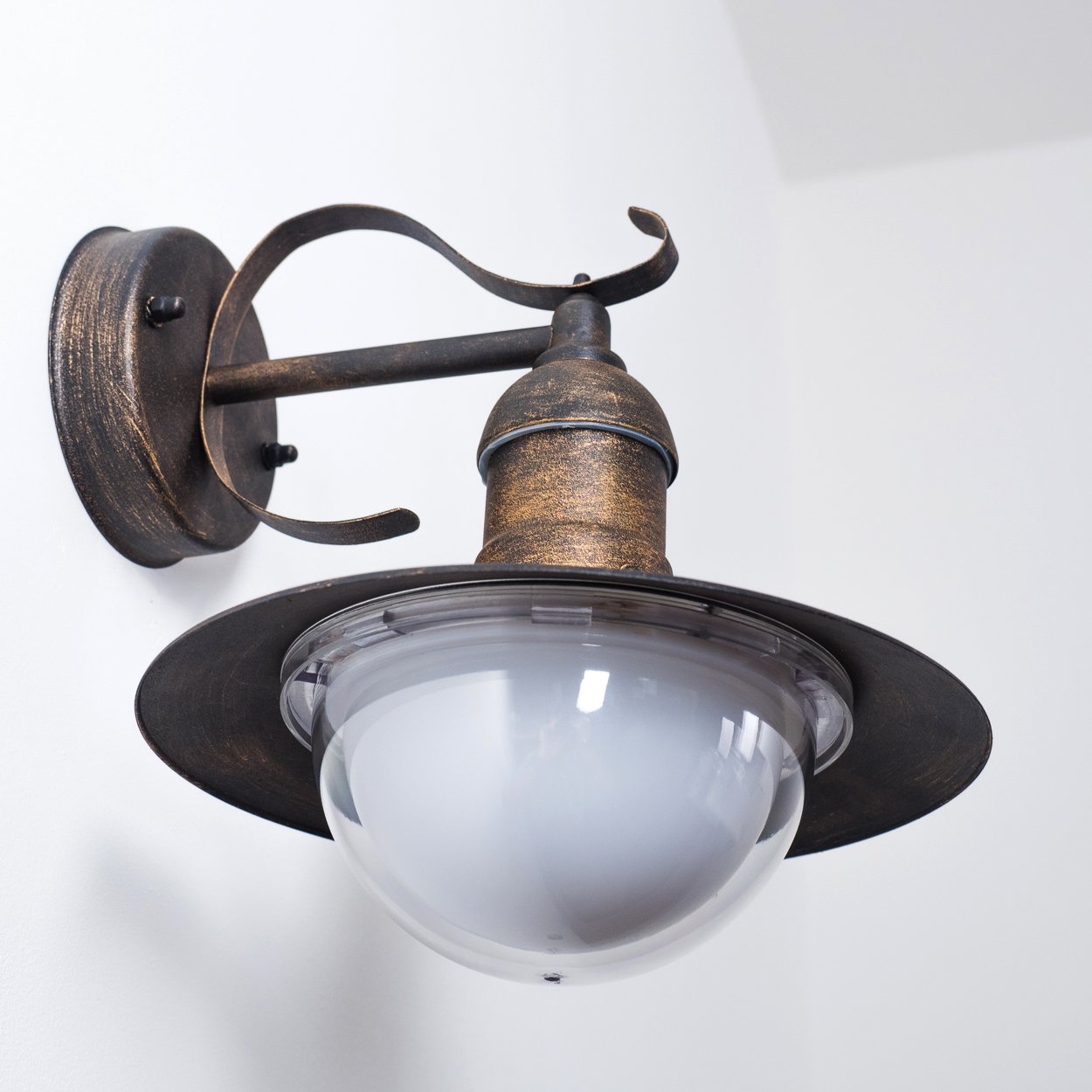 HOFSTEIN Außenwandleuchte Broni, Außenwandlampe aus Metall/Kunststoff in Braun/Gold/Weiß, Wandleuchte Down außen im Landhaus/Retro/Vintage-Stil, E27, IP44, Hof, Außenbereich, Terrasse, Haustür