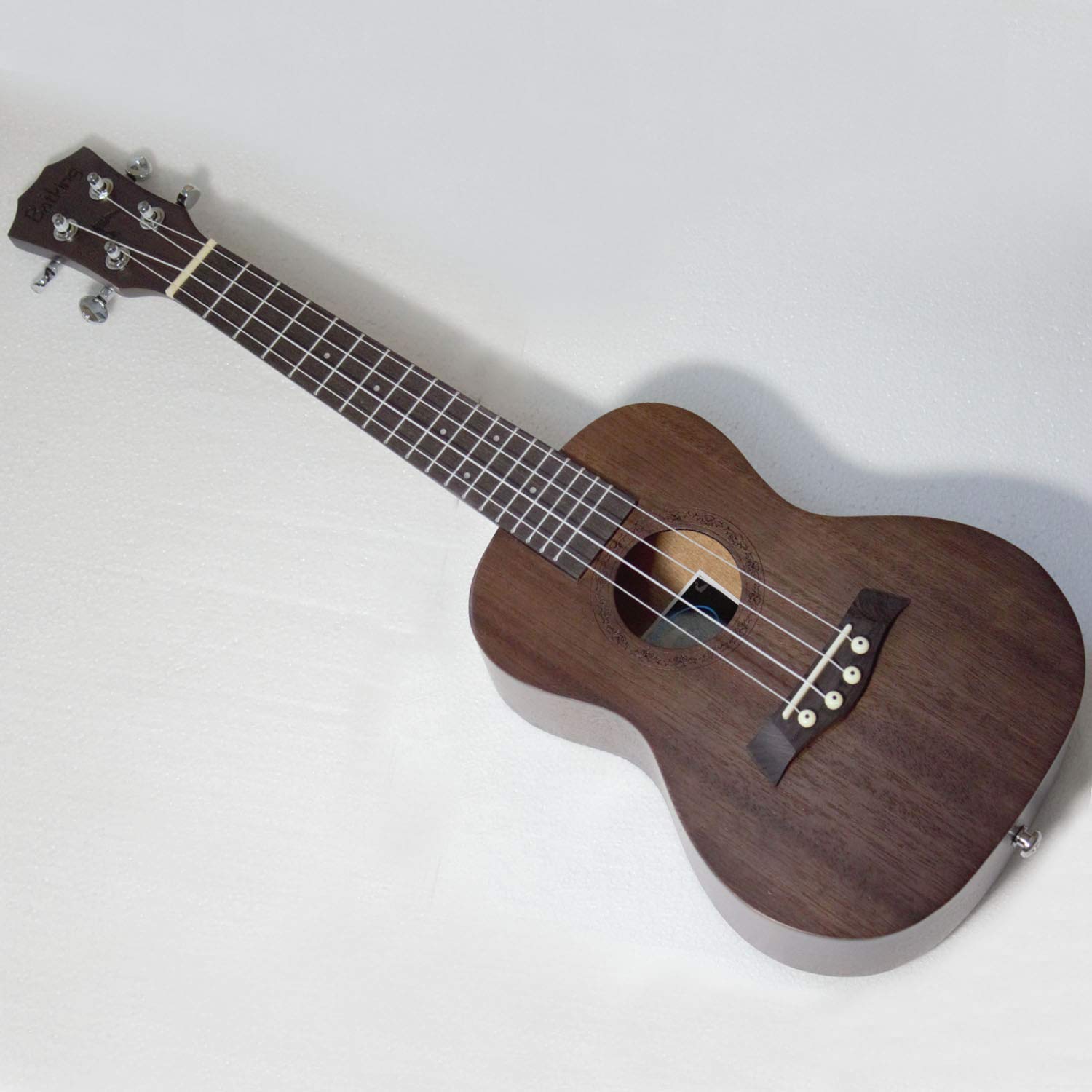Ukulele soprano con parte superiore in mogano, 53,3 cm, con accessori per ukulele con custodia, tracolla, corda in nylon, accordatore elettrico, plettri