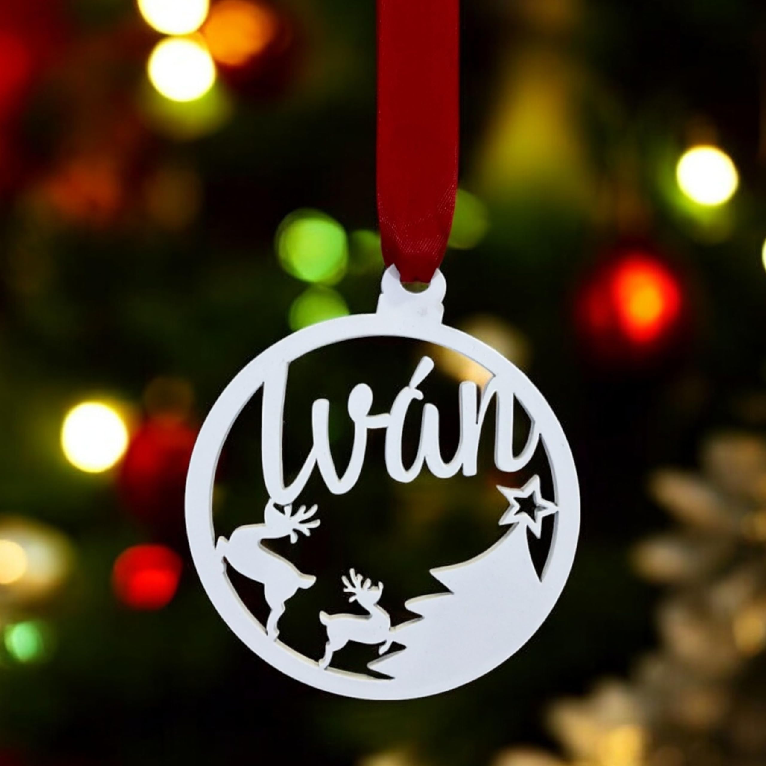 JR Maderas Bolas de Navidad de Madera en Blanco Personalizado con Nombre - Adornos Navideños - Decoración para el Arbol de Navidad - Esfera Grabada en Madera de Máxima Calidad con Cuerda Incluida.