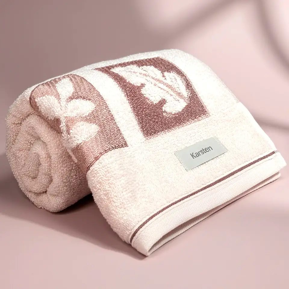 Toalha de Banho Karsten Quebec 100% Algodão - Barra em Jacquard Grossa Macia Piquet Antipilling 70 x 1,35cm (Rosé Tule 60267/2)