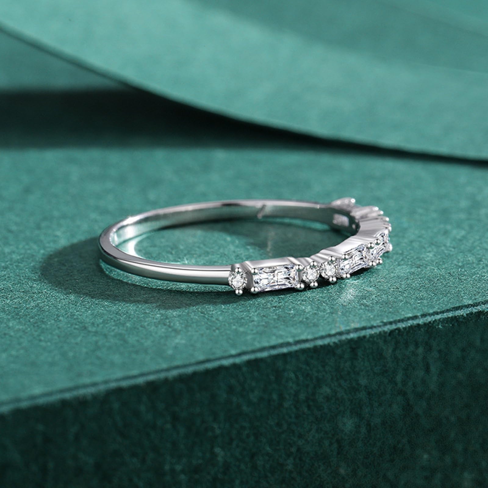 Bague Or 9K/14K/18K Femme, Anneau Empilable Demi-Éternité Incrusté de Lab Diamant Rectangulaire, Bague Fine en Or Blanc Personnalisée