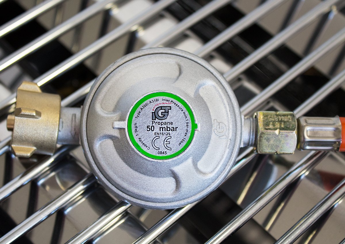 Beeketal 'GGB-1' Profi Gastrobräter Gasgrill mit emaillierter Stahlpfanne, 3-flammig, Piezo Zünder, 3 x Gasregler stufenlos, Gasbräter inkl. emaillierter Stahlpfanne, Gasschlauch und Druckminderer