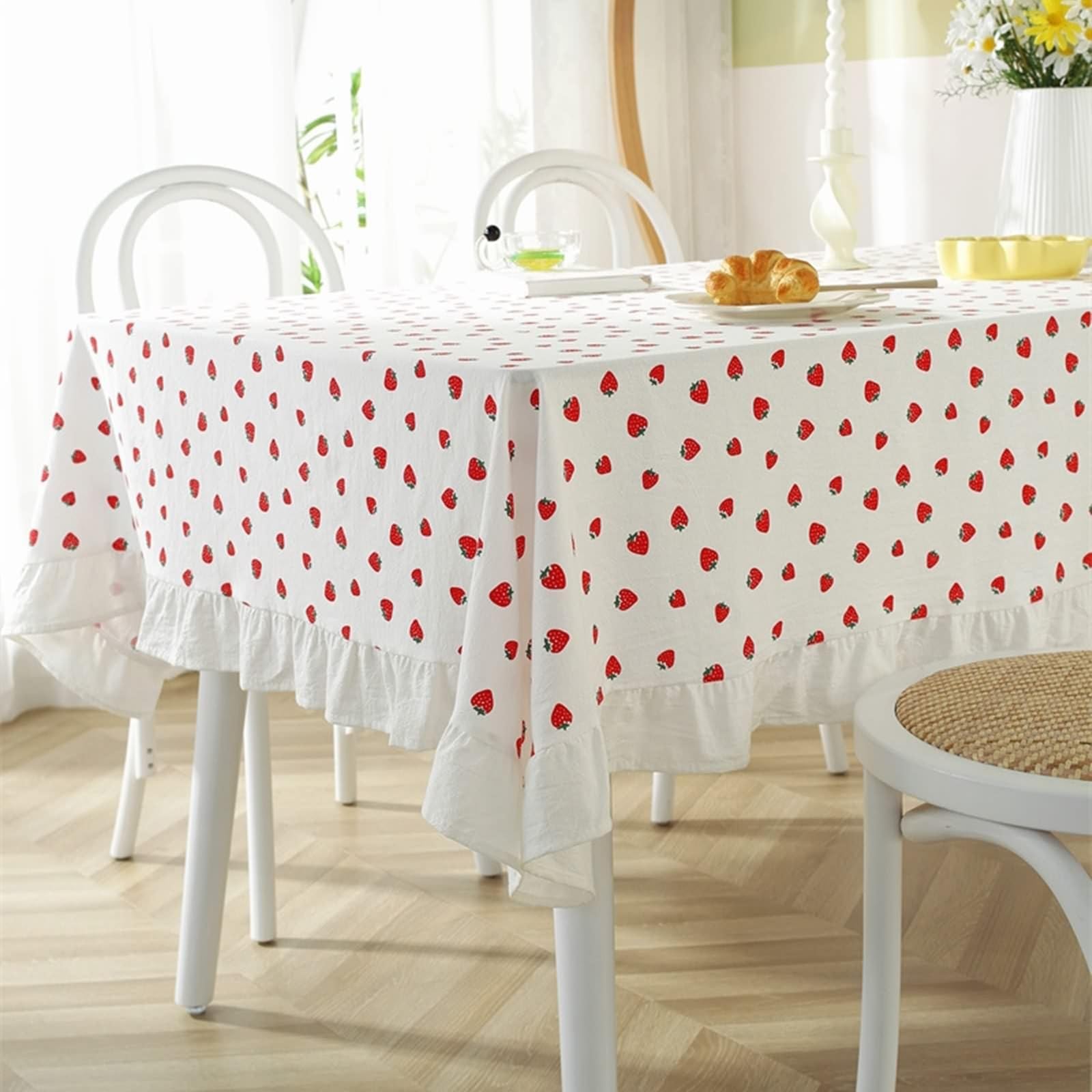 Tovaglia Rettangolare 52x70 Pollici in Cotone per 4-6 Persone con Motivo a Fragole e Volant 130x180 cm (Larghezza x Lunghezza)