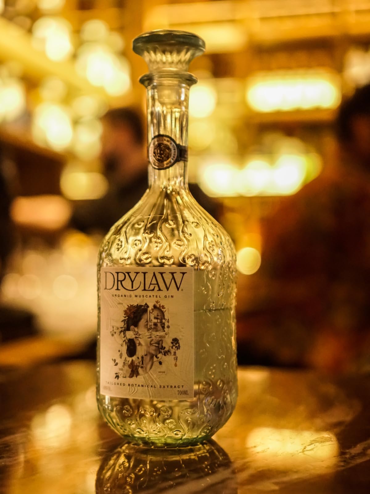 Drylaw Ginebra orgánica premium de uvas Moscatel. Cítrica y floral con notas de lichi, albaricoque, fruta tropical, melón y plátano. Botella decorativa. Gold en Gin Masters 2024.
