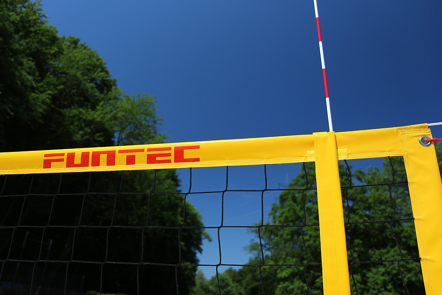 Funtec Beachvolleyballnetz Pro Beach Plus | Geeignet für Außen- und Hallensport | Umlaufende Netzkante aus gelbem PVC-Band | Haltestreifen für Klettverschluss-Netzantennen
