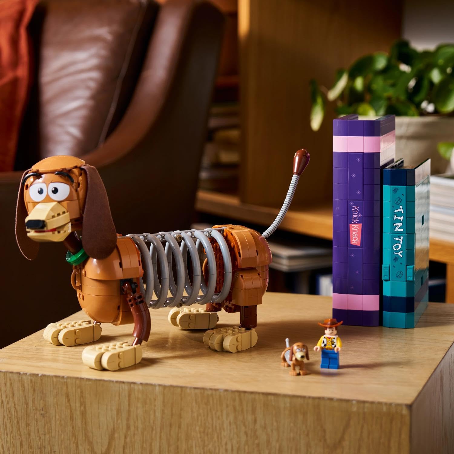 LEGO ǀ Disney and Pixar Toy Story: Slinky-Buchstützen - Bücherregal-Deko Bauset für Erwachsene - inkl. Woody Minifigur & Dackelfigur - Nostalgisches Geschenk für Fans - 43301