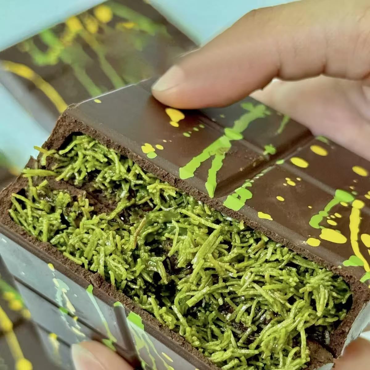 Amazon | ドバイチョコ 濃厚な外殻 サクサクの内芯 優質なジャム