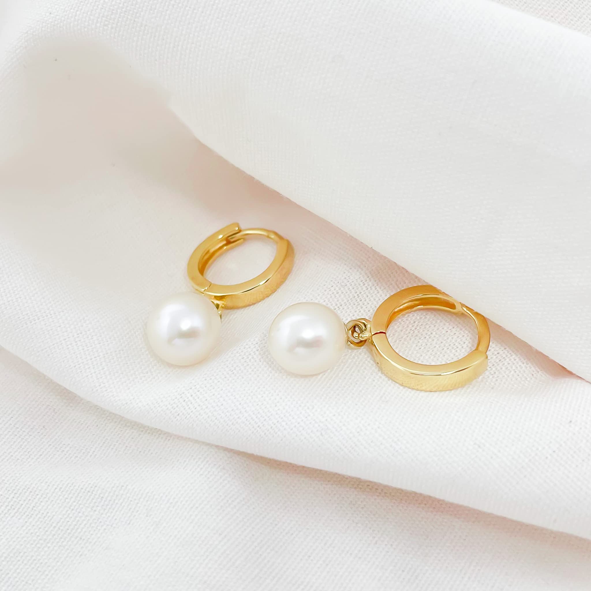 Mary & Jules Perlenohrringe Gold aus 925 Sterling Silber, aus recyceltem Silber, kleine Creolen mit Perlen Anhänger, schlichte Süßwasserperlen Ohrringe Damen, Echtschmuck Ohrstecker vergoldet