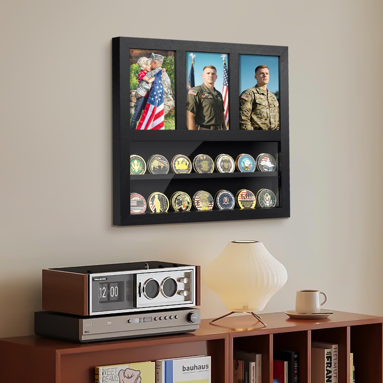 Miratino Soporte de exhibición de monedas con marco de fotos para tres fotos de 6 x 4 pulgadas y monedas de desafío de 17 a 30, caja de sombra de recuerdo militar para recuerdos familiares, regalos de