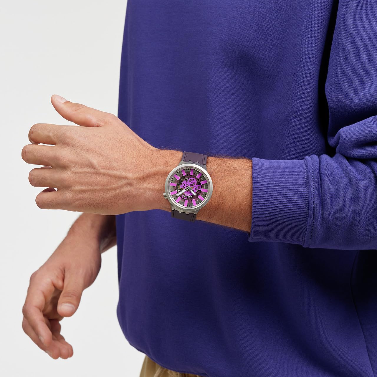 Swatch Reloj unisex casual de acero inoxidable de cuarzo Audacious ACAI, Púrpura, Moderno
