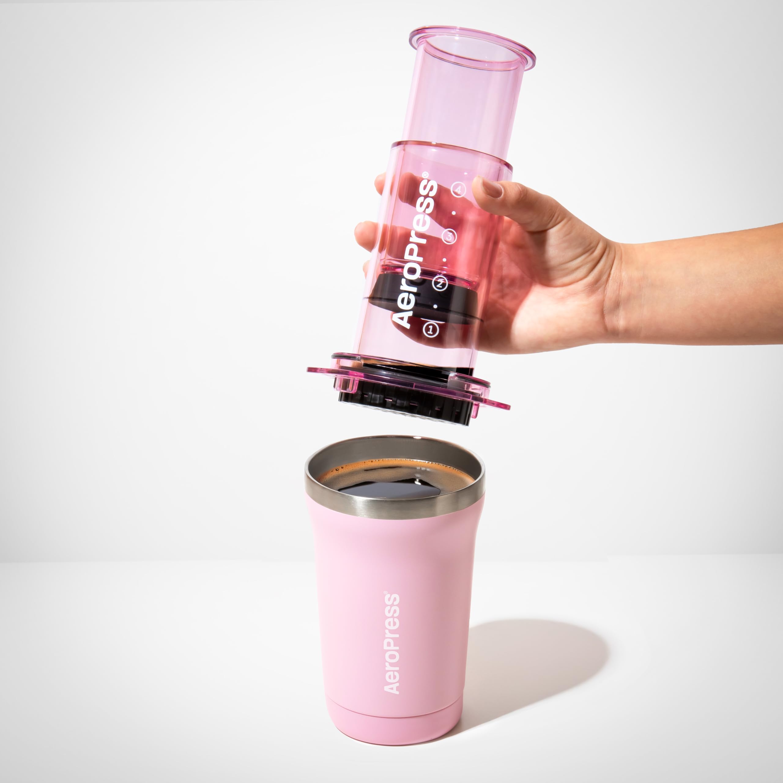 AeroPress Go Plus, piccola caffettiera portatile per viaggi e campeggio – Metodo di preparazione 3-in-1 combina pressa francese, versato, espresso, caffè corposo senza amaro (Rosa)