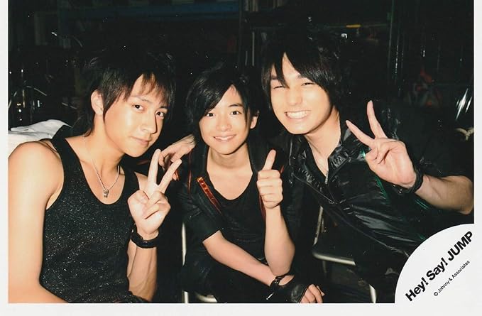 Amazon 知念侑李 伊野尾慧 八乙女光 Hey Say Jump 公式生写真 衣装黒 真ん中知念 カメラ目線 アイドル 芸能人グッズ 通販