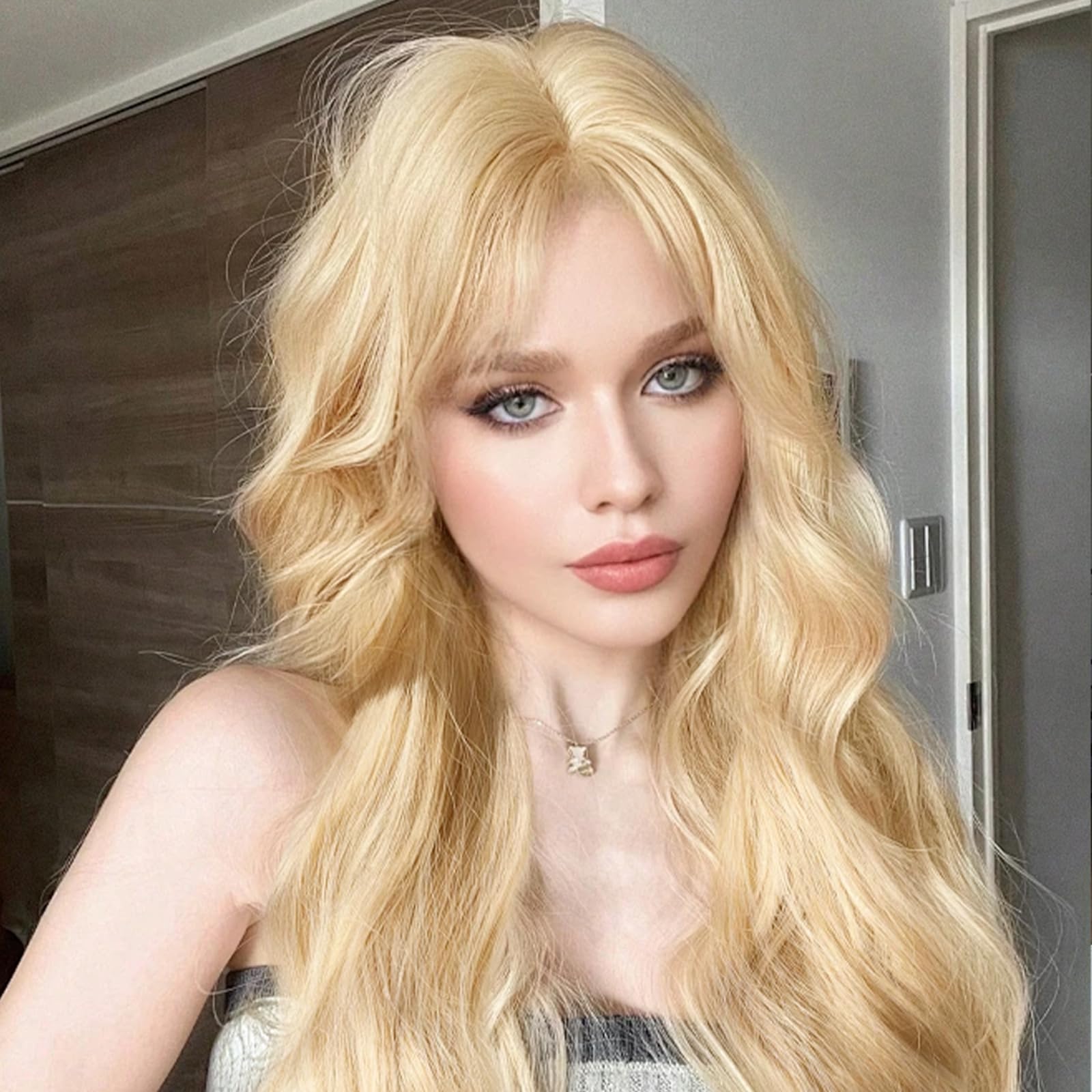 Blond peruka damska, długość 70 cm, kręcona peruka z naturalnie dociągniętą linią włosów, naturalny wygląd, włókna syntetyczne, odporne na wysokie temperatury, do cosplay, na co dzień, na