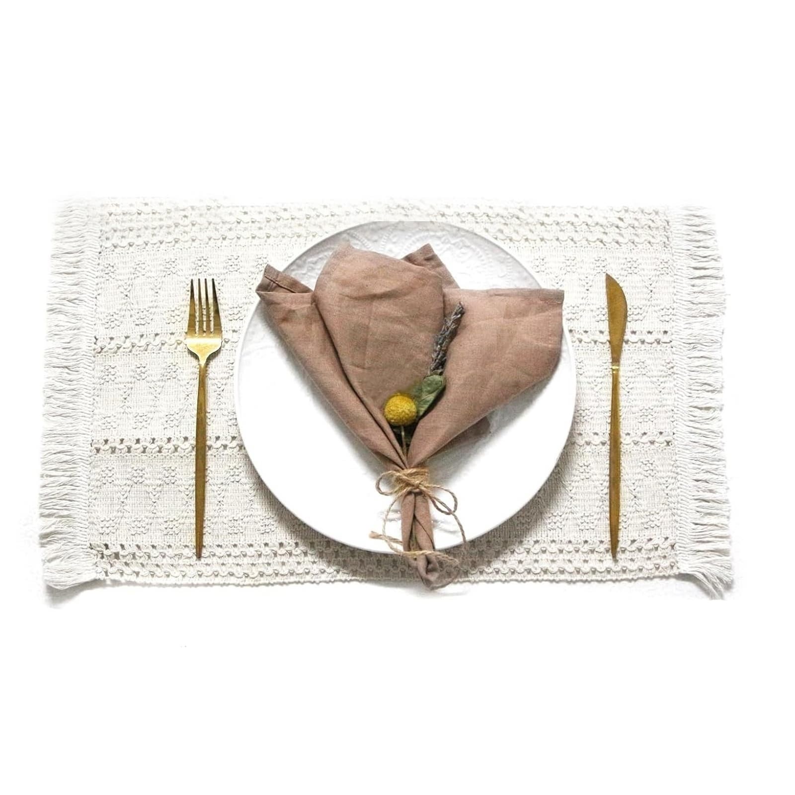 Set de table beige à pompons pour créer une ambiance douce et chaleureuse
