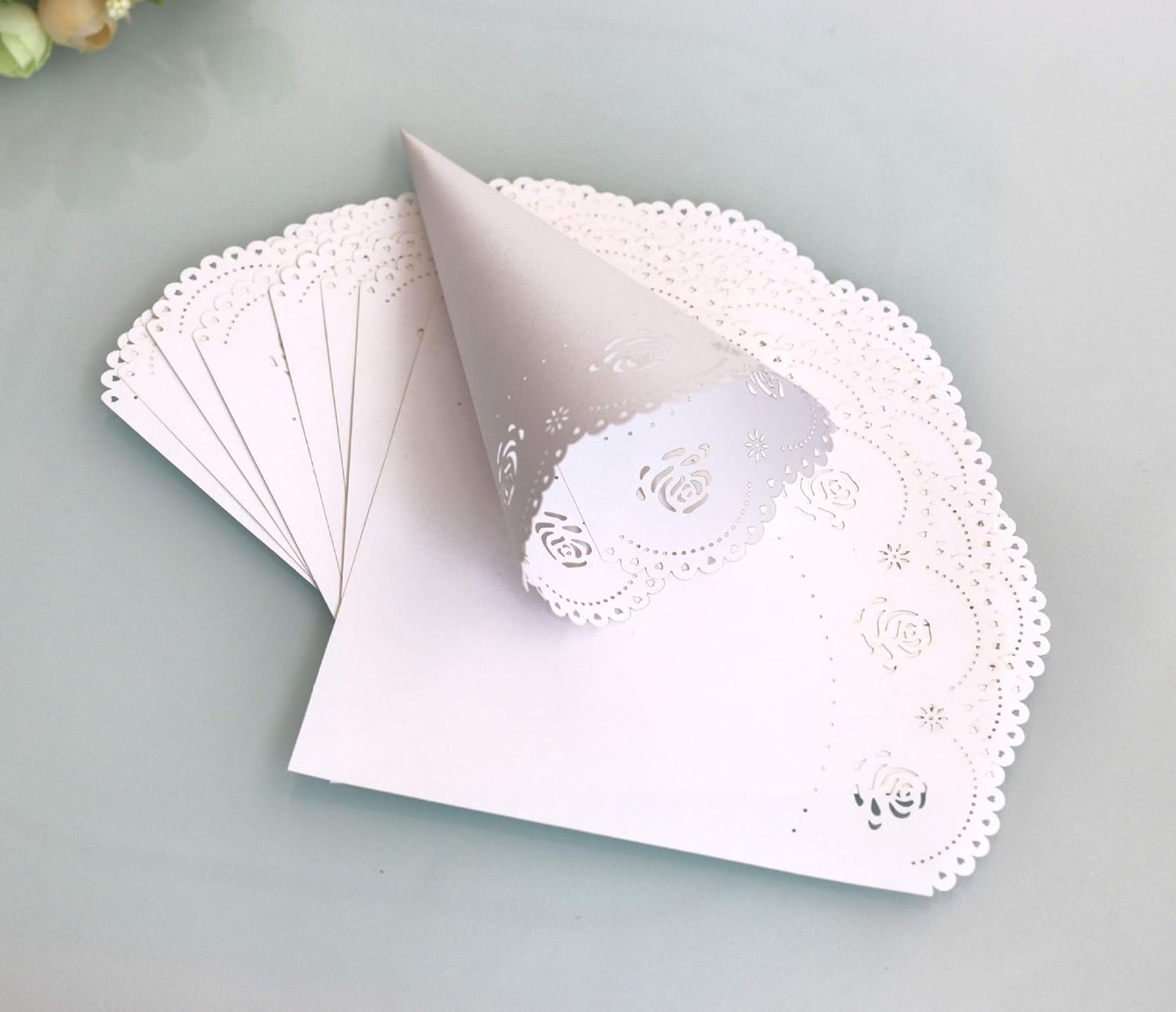 XYAO Wedding Confetti Cone, 100pcs Confetti Cones Flower Petal Confetti Cone Laser Cut Hollow Rose Bouquet Candy Chocolate Bags Boxes for Party Wedding Favor (White) Blue