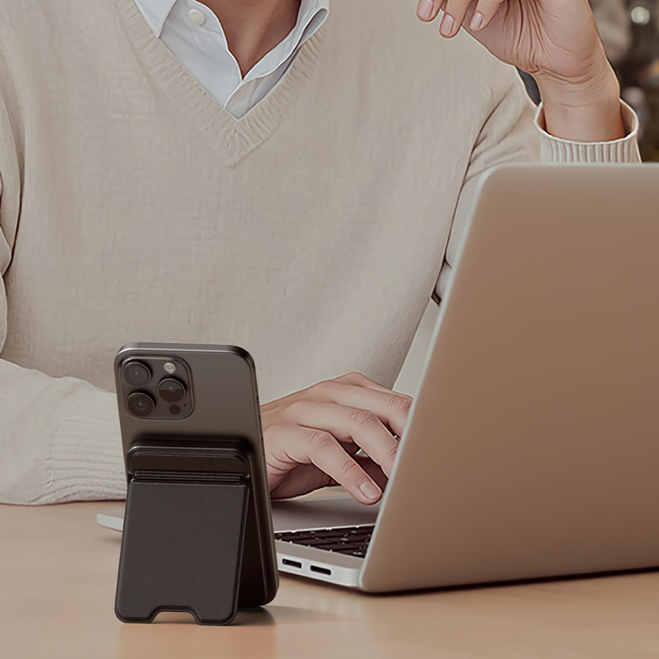 SATECHI powerbank Qi2 OntheGo™ 5 000 mAh z podstawką, czarny | Magnetyczne szybkie ładowanie 15 W, kompaktowa konstrukcja, do modeli iPhone’a 12–17 i zgodnych urządzeń z Androidem