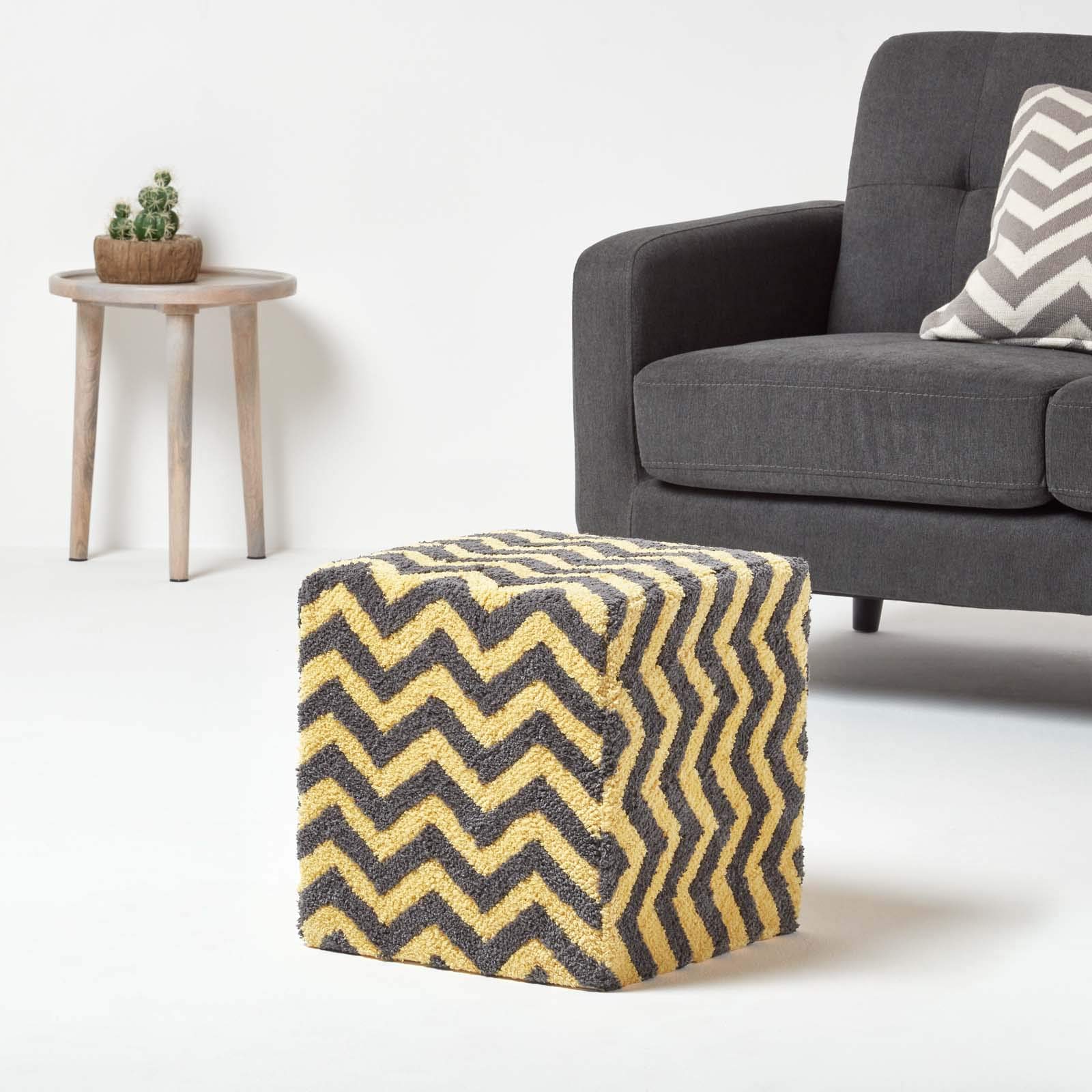 HOMESCAPES Pouf carré en Coton Chenille Motif Chevron Gris et Jaune 36 x 36 x 38 cm