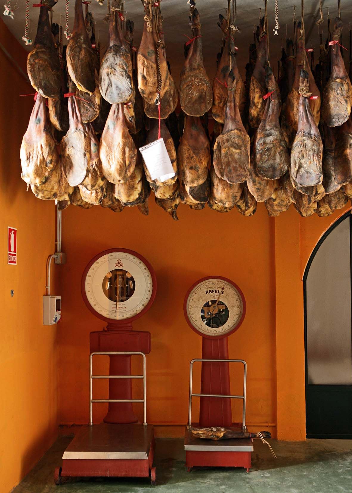 Maximiliano - Jamón Triple Equis - Jamón Curado - Pieza de 8 kg - Equilibrado, Delicado y Sutil - Curación Mayor 36 Meses - Crianza en Libertad - Incluye Tabla Jamonera