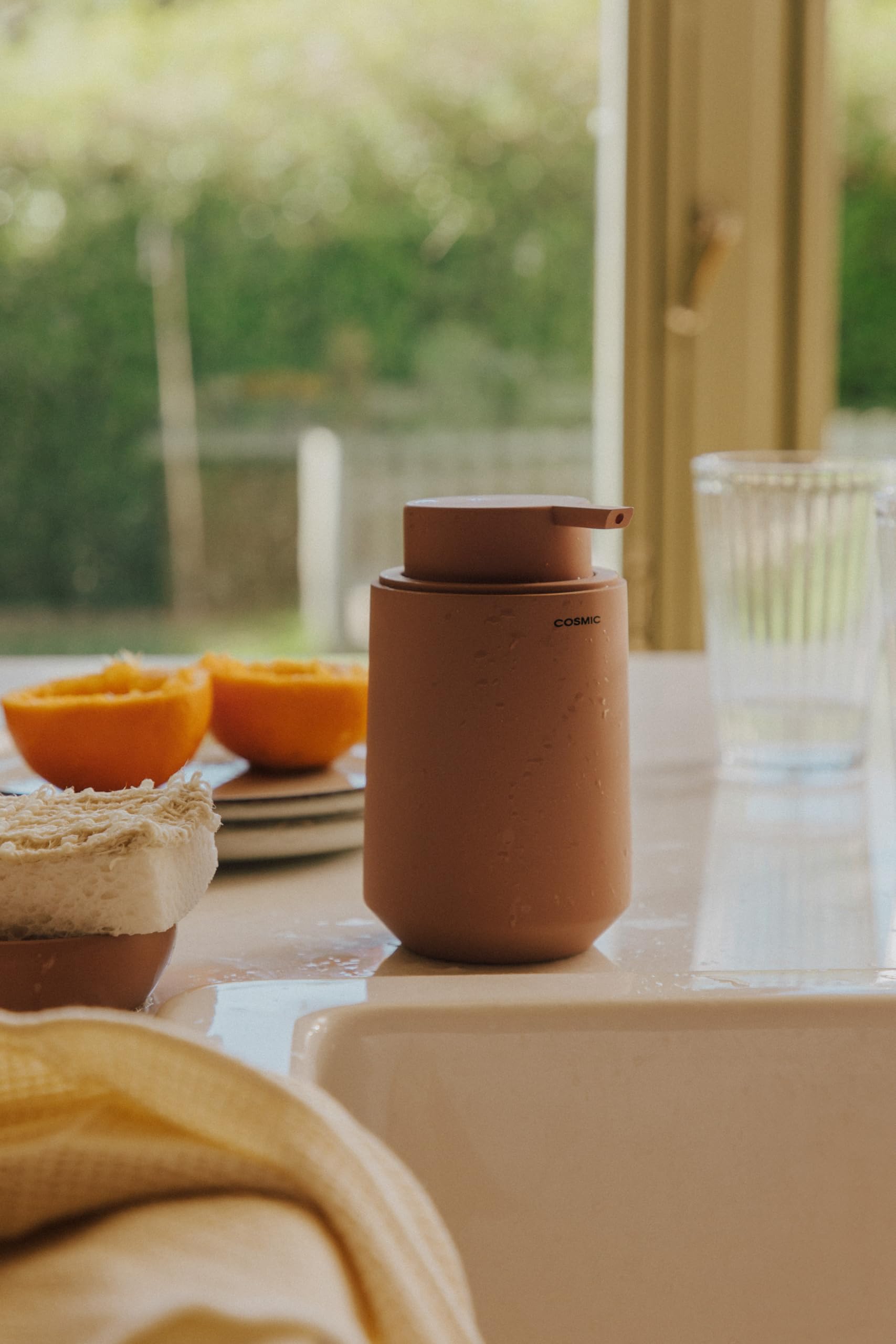 COSMIC Saona Dispensador de Jabón para Baño de Diseño Elegante Fabricado en Resina. Dosificador de Encimera para Aseo y Cocina de Tacto Suave. Accesorio Recargable de 350 ml en Color Lavanda