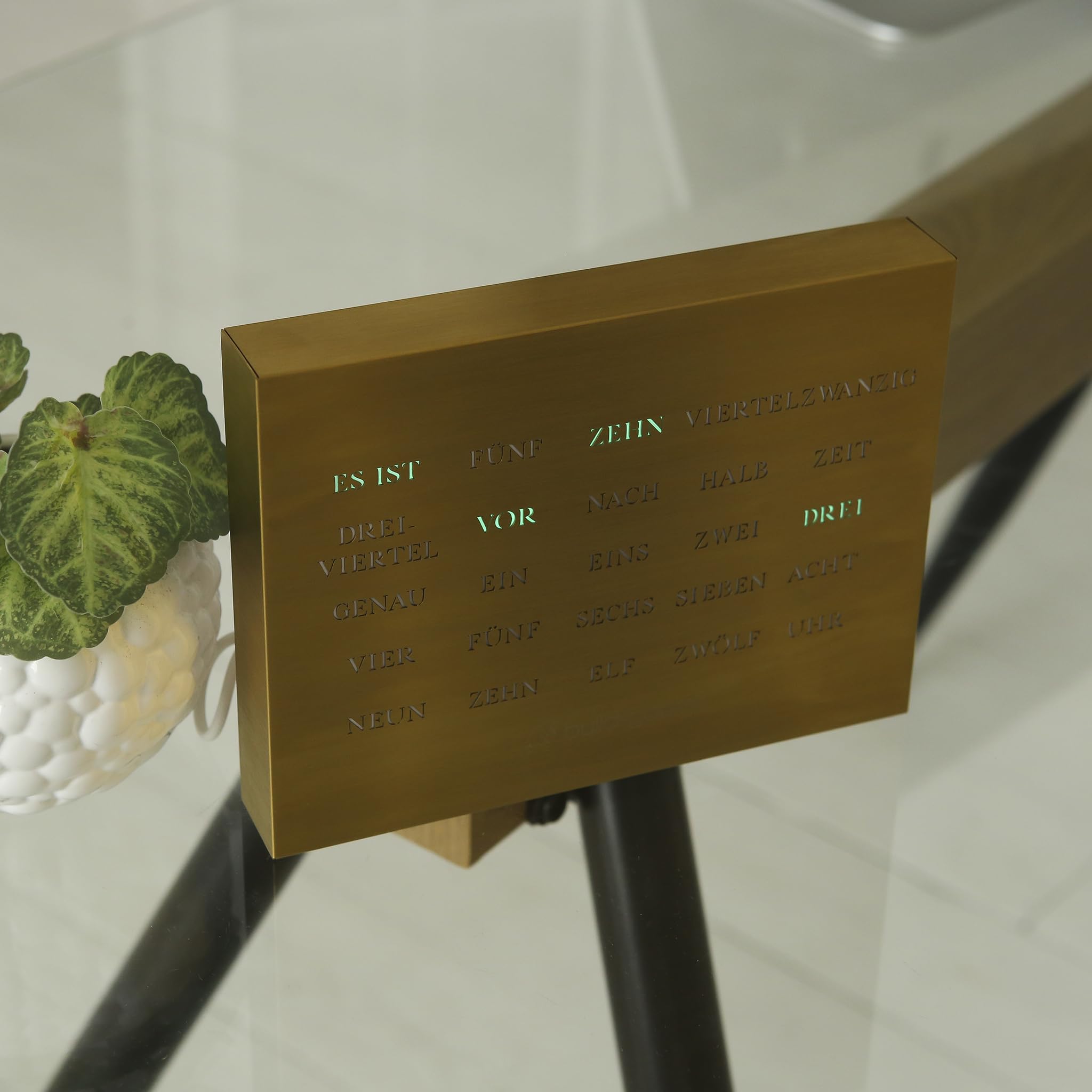 Elegante BoxClock Digitale Tischuhr – Moderne LED-Uhr mit WLAN & verstellbarem Standfuß – Gold Edition aus gebürstetem Edelstahl für Büro & Zuhause
