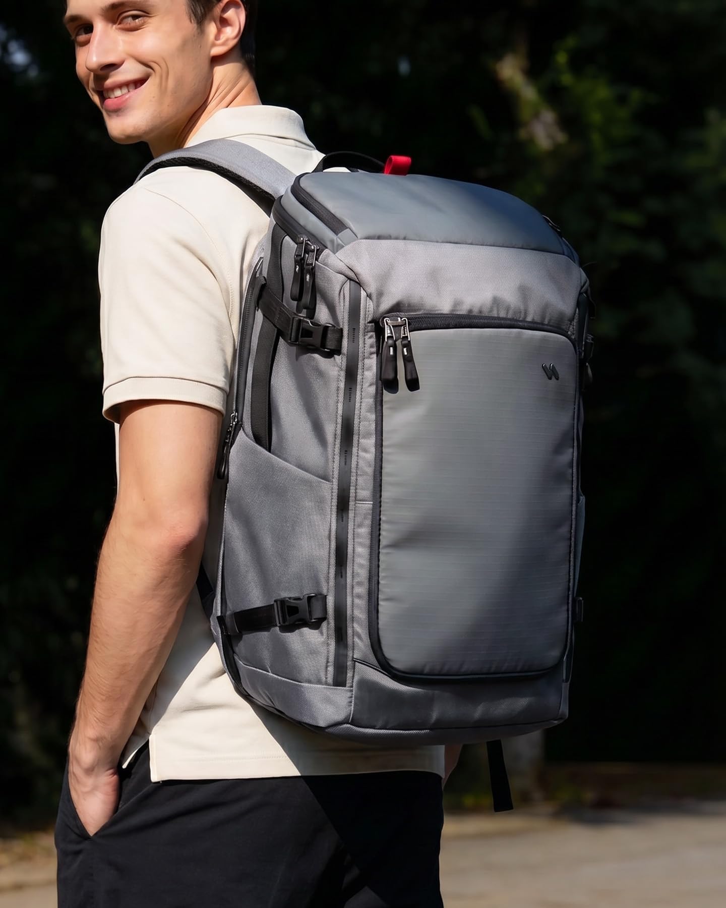 Inateck Groß Reiserucksack 40L, TSA Freundlich Handgepäck Rucksack,Grau | Spritzwassergeschützt Flugzeug Travel Carry on Laptop Backpack für 17 Zoll Laptop, für Business, Reise Weekender Trip
