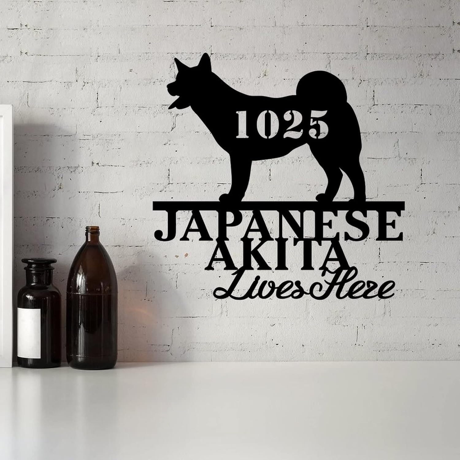 Funlucy Japanese Akita Lives Here Sign Custom Address Numbers Metal Sign Pet Lover Metal Wall Art Dog House Accessories Custom Dog Wall Plaque Sign Decoration for Living Room Bedroom Dog Gift 14in