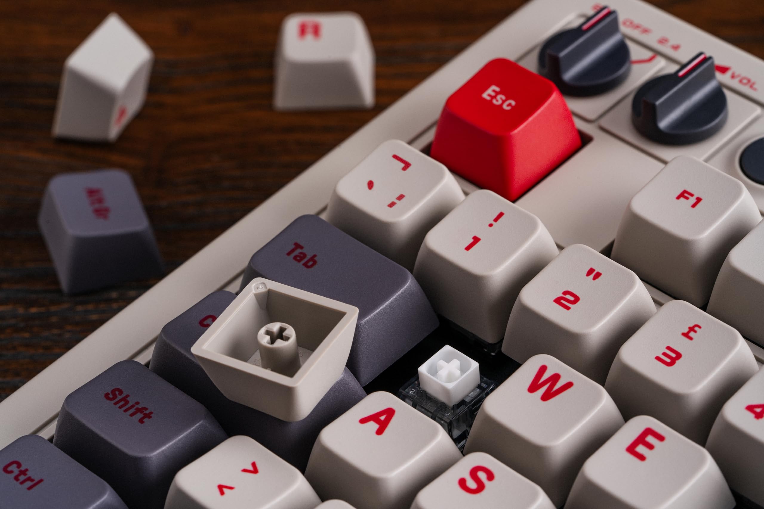 8Bitdo Tastiera meccanica retrò, tastiera da gioco hot switchable Bluetooth/2.4G con 87 tasti, doppio super tasto e super stick per Windows e Android - Layout ISO UK - N Edition
