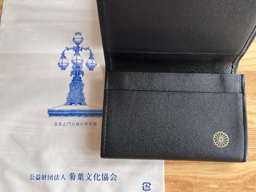 【皇居限定品】菊の御紋入り 名刺入れ 黒色 牛革 Amazon.co.jp: 箱 袋付き皇居限定 牛革名刺入れ 黒 菊の紋入り