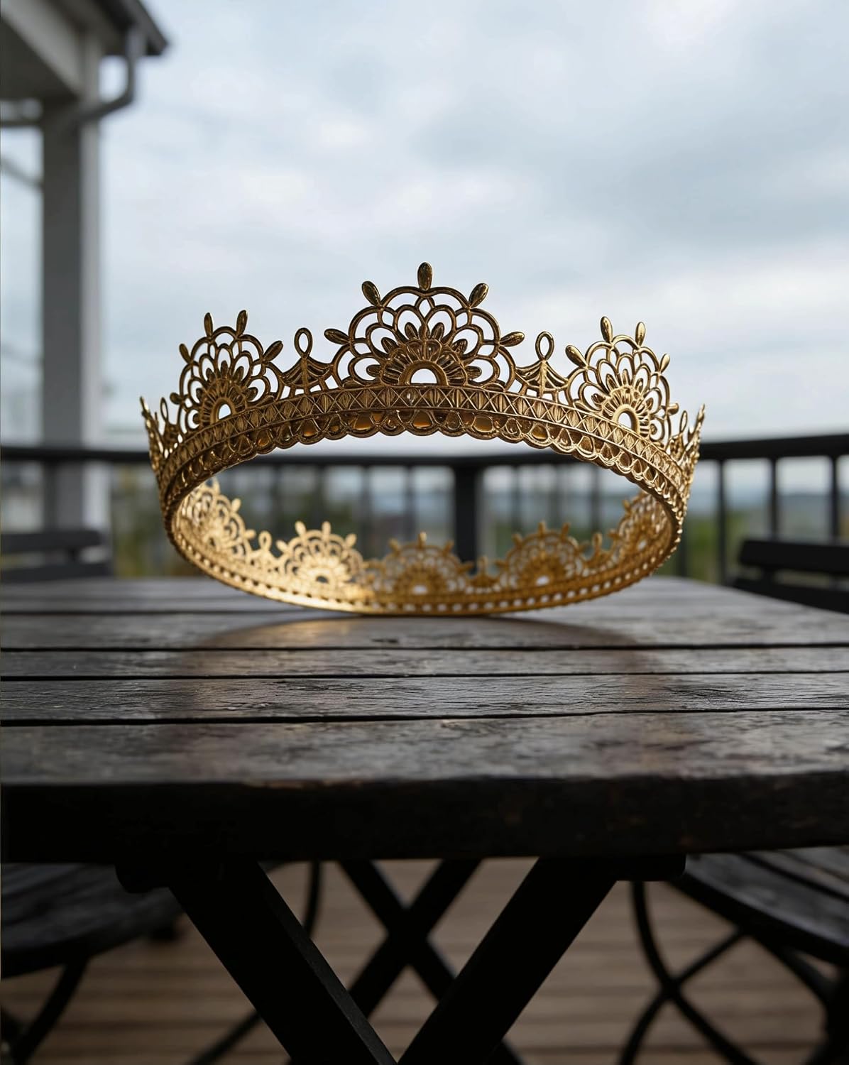 Golden Crown - Metal Material, Essential for Birthday Parties, Weddings, and Role Playing for Men and Women