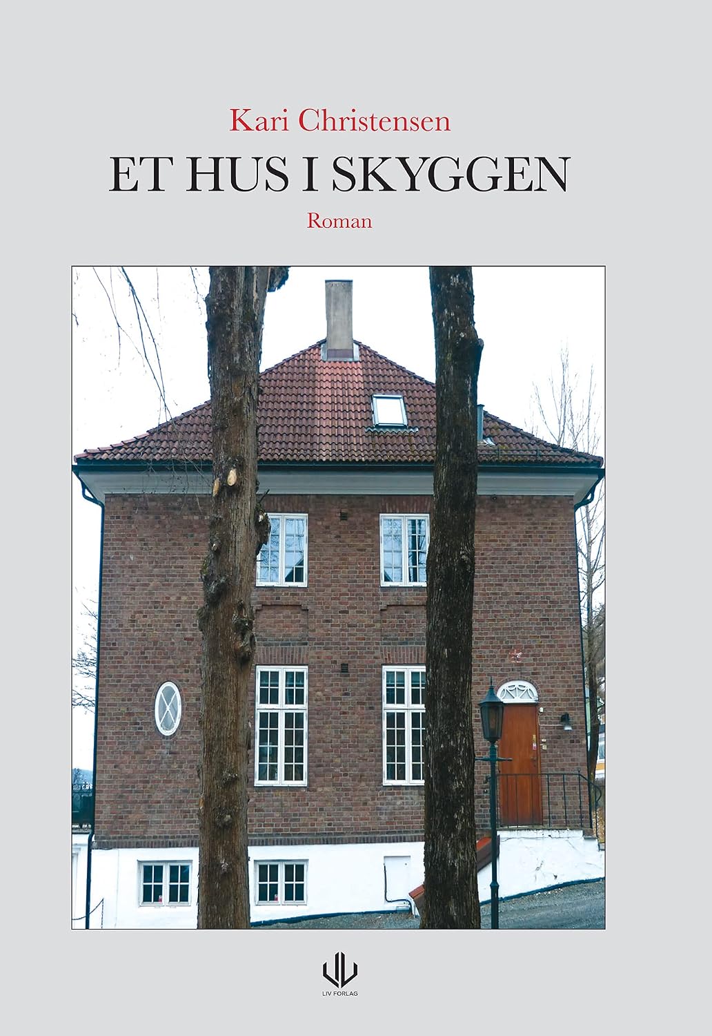 Et hus i skyggen (Norwegian Edition)