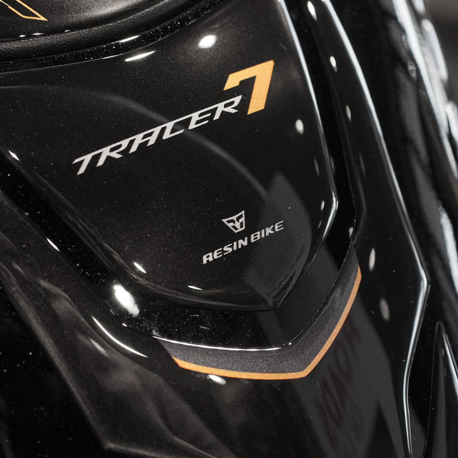Resin Bike Autocollant Moto Compatibles avec Yamaha Tracer 7 GT 2021-2024 Or. Protection de Réservoir Moto Contre Les Chocs et Les Éraflures. Autocollant 3D Résinés Made in Italy