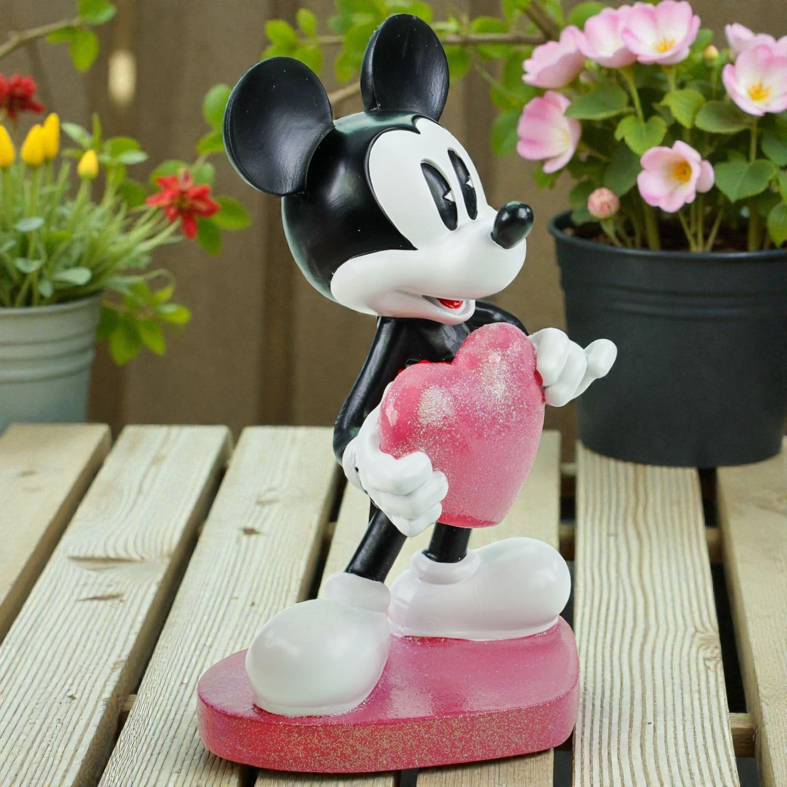 Figurine de jardin Mickey Mouse en Love - Figurine décorative sous licence officielle Disney - 20 x 13 cm - Décoration de jardin Disney résistante aux intempéries - En polyrésine pour jardin, balcon