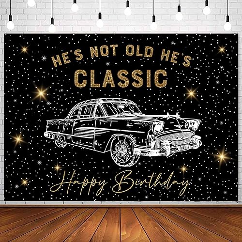 InMemory Telón de fondo retro clásico de cumpleaños para automóvil, divertido con texto en inglés "He's Not Old He's Classic, cartel brillante negro