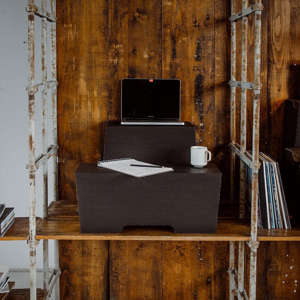 ROOM IN A BOX Schreibtisch-Aufsatz Monkey Desk | Large | Schwarz | Faltbarer Schreibtisch-Aufsatz für ergonomisches Arbeiten im Stehen, praktischer Ständer für Laptop und Monitor