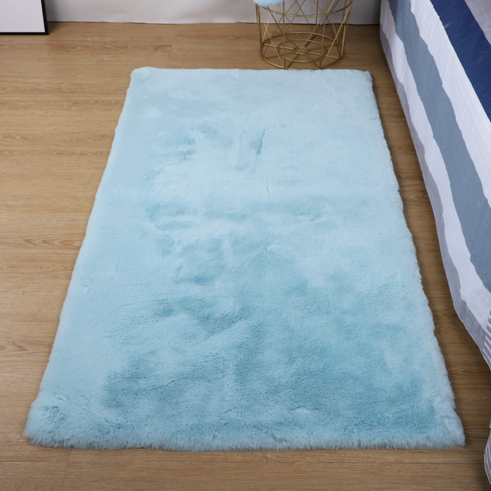 Tapis fausse fourrure bleu : protégez vos enfants du sol froid avec douceur