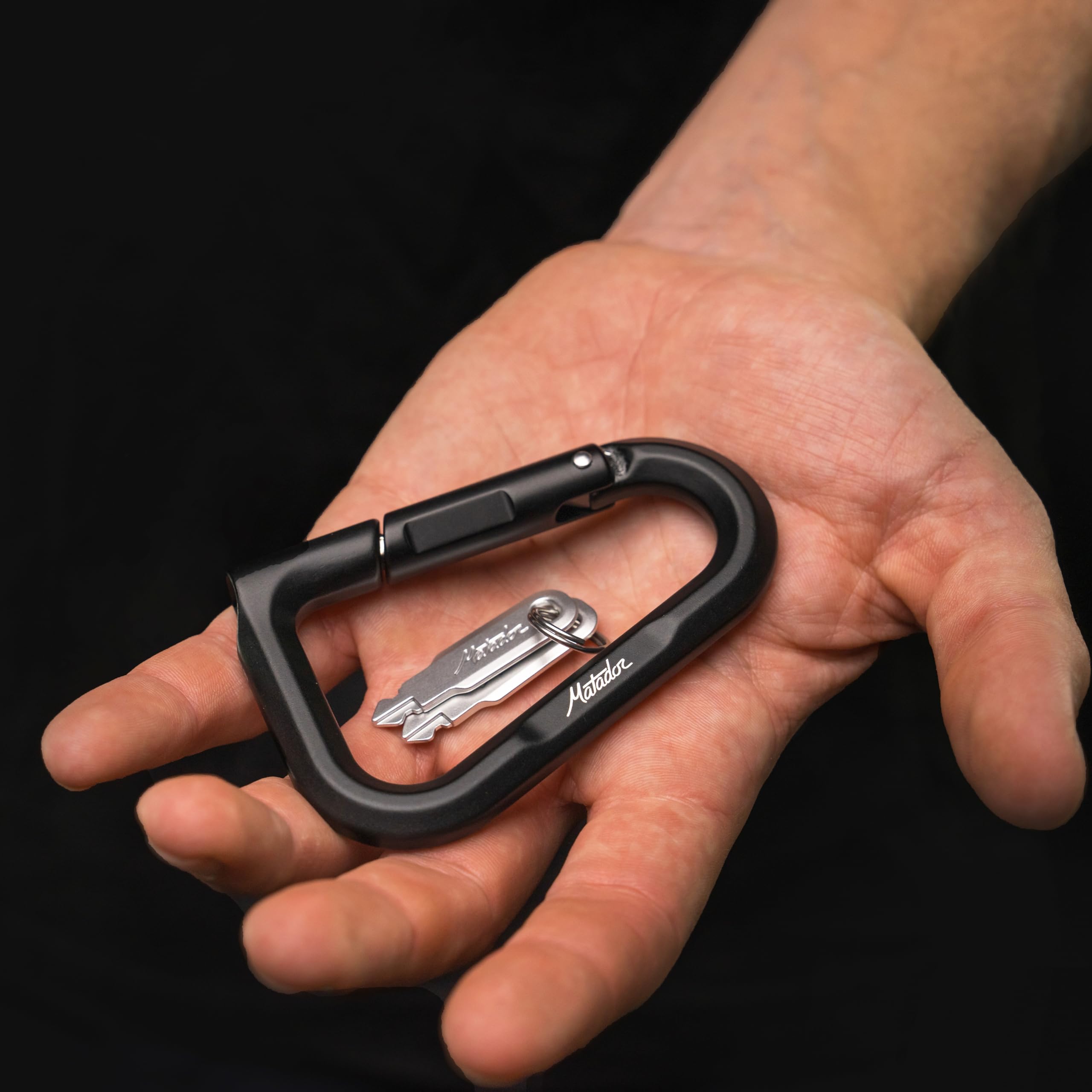 Matador BetaLock – Moschettone di bloccaggio e lucchetto da viaggio 2 in 1; lucchetto TSA per bagagli e viaggi; moschettone resistente con chiavi incluse, ideale per EDC, zaino in spalla,