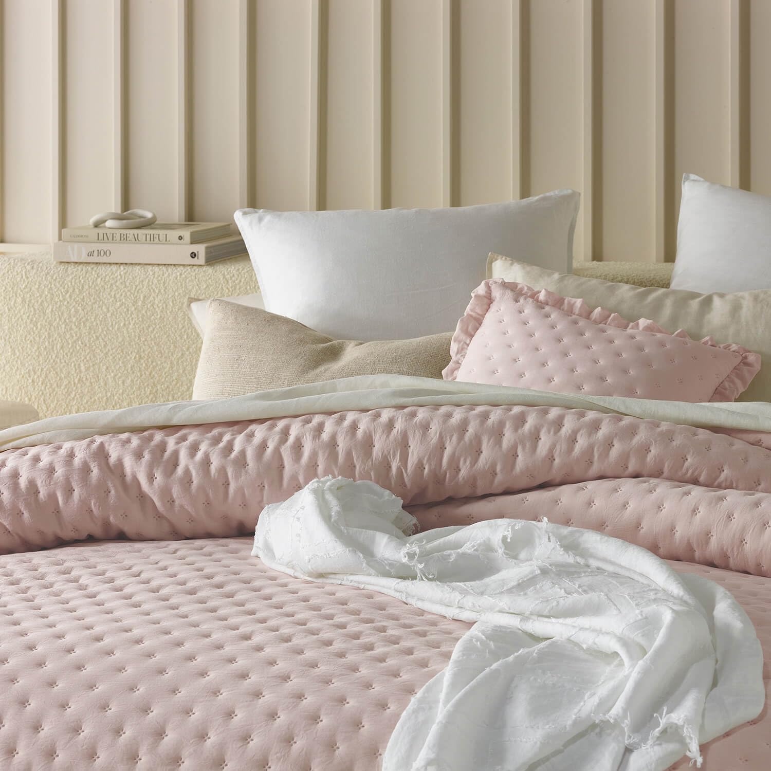 ROOM99 Molly Elegante copriletto rosa cipria 240 x 260 cm, versatile come copriletto o copridivano, coperta per letto e divano, trapunta stile ideale come bedspread
