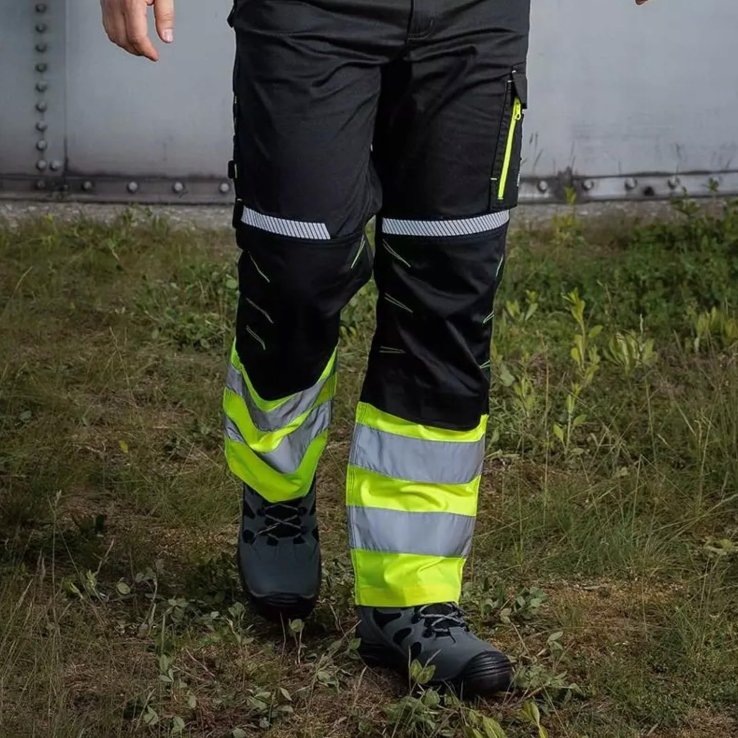 NEO TOOLS Warnschutzhose Schwarz-Gelb – Hohe Sichtbarkeit (Klasse 1) – Robustes Twill-Gewebe, Kniepolstertaschen und Multifunktionstaschen – Für BAU, Straße und Lager