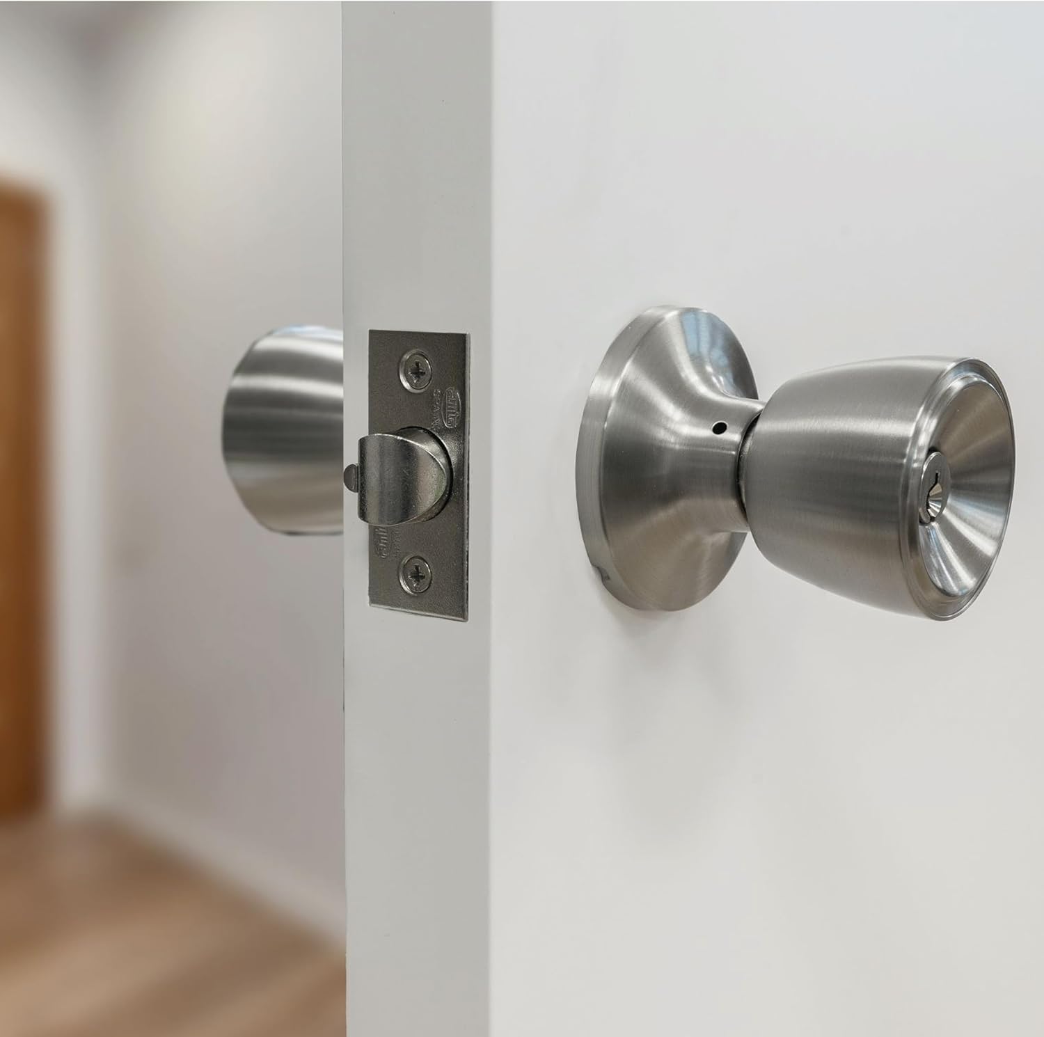 Amig – Entry Door Knob | Set of Cup-Type Knobs with Anti-Card System| Brass | Entry Handle 60/70 mm | Key and Lock | for Wooden Doors | Square Edge Handle | Matt Chrome