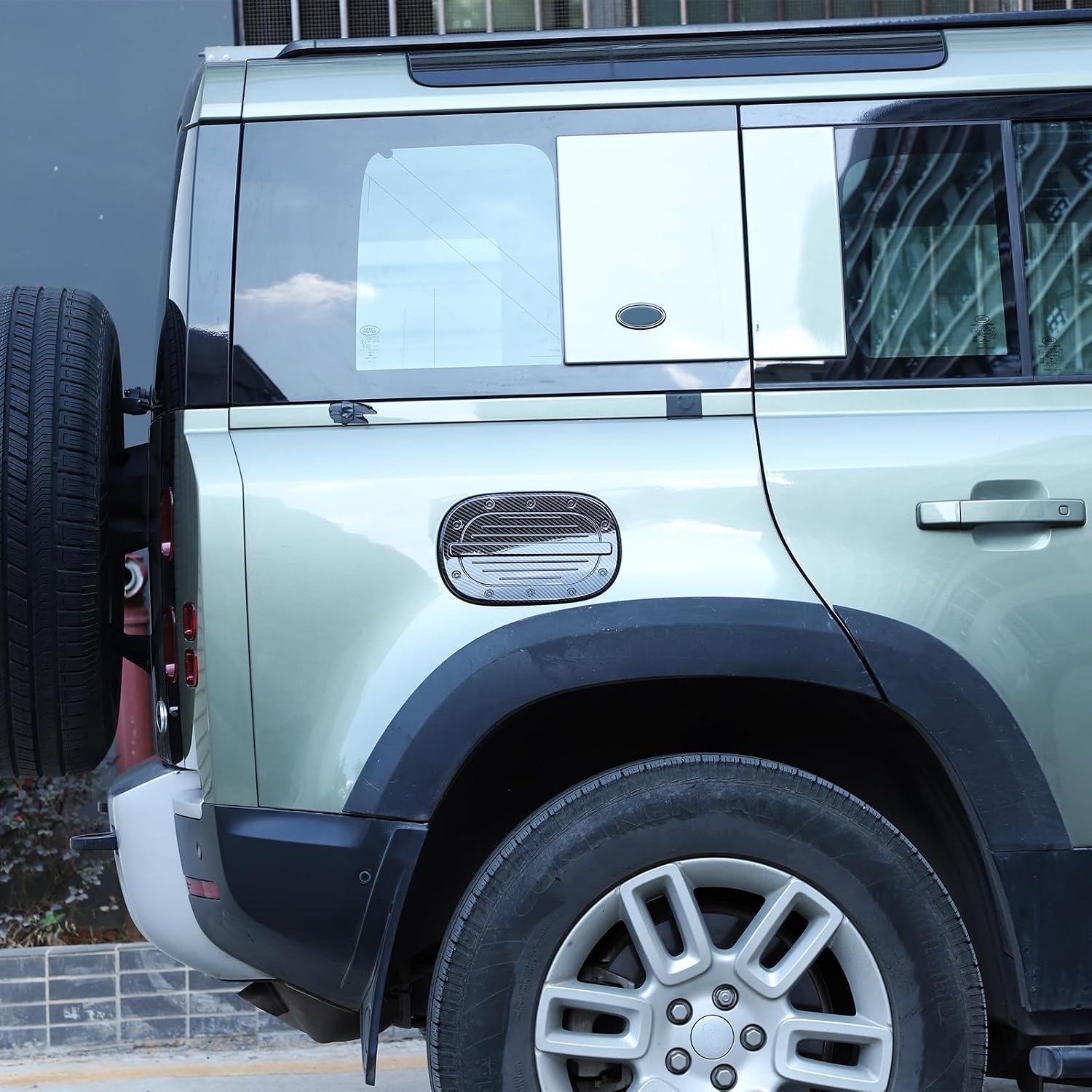PIUGILH Gas Cap Cover Fuel Door Cover Compatible with 2020 2021 2022 2023 2024 Land Rover Defender, Car Tank Cap Exterior Accessories, 1Pcs (Carbon Fiber Pattern)