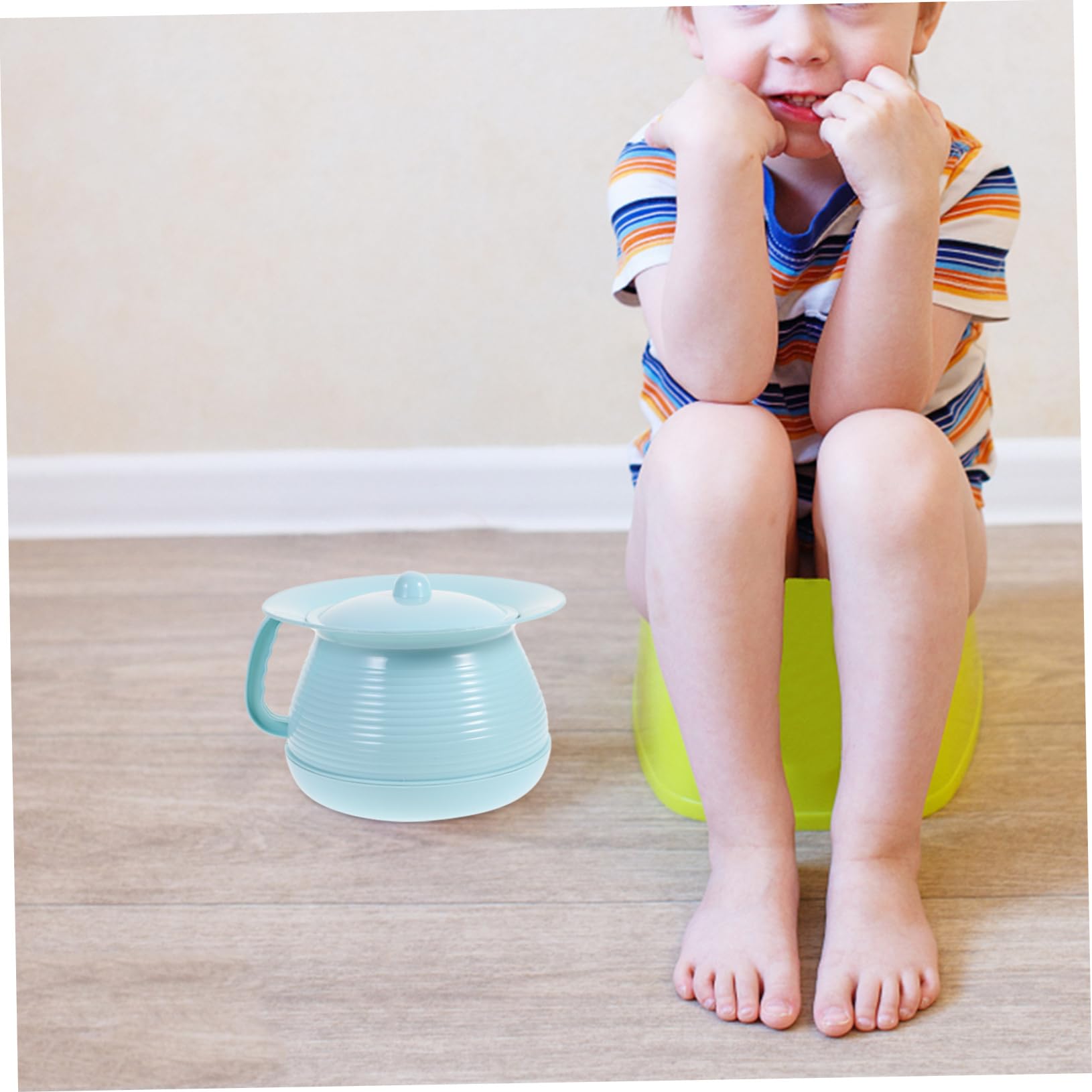 Hohopeti Portable Potty Training Seat Plastic Urinal with Lid Pee Pot for Home Camping Car Travel