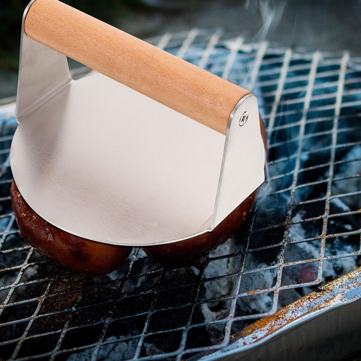 Prensa Manual Redonda de Acero Inoxidable y Madera para Hamburguesas | Color Plata, Tamaño Uniforme Pieza, Mango Cómodo, Uso en Parrilla o Plancha