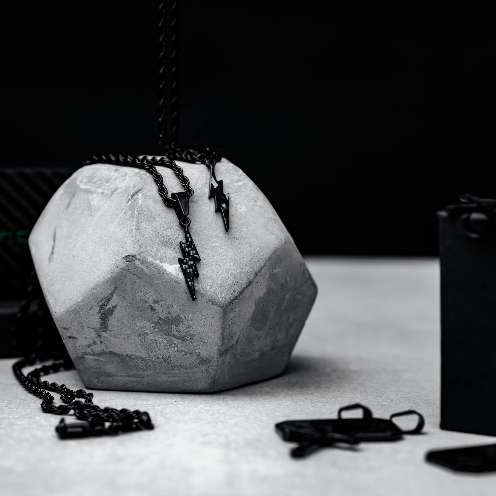 Cadena con colgante rayo de carbono | Acero inoxidable negro | Nobles | joyería de los hombres | Lightning
