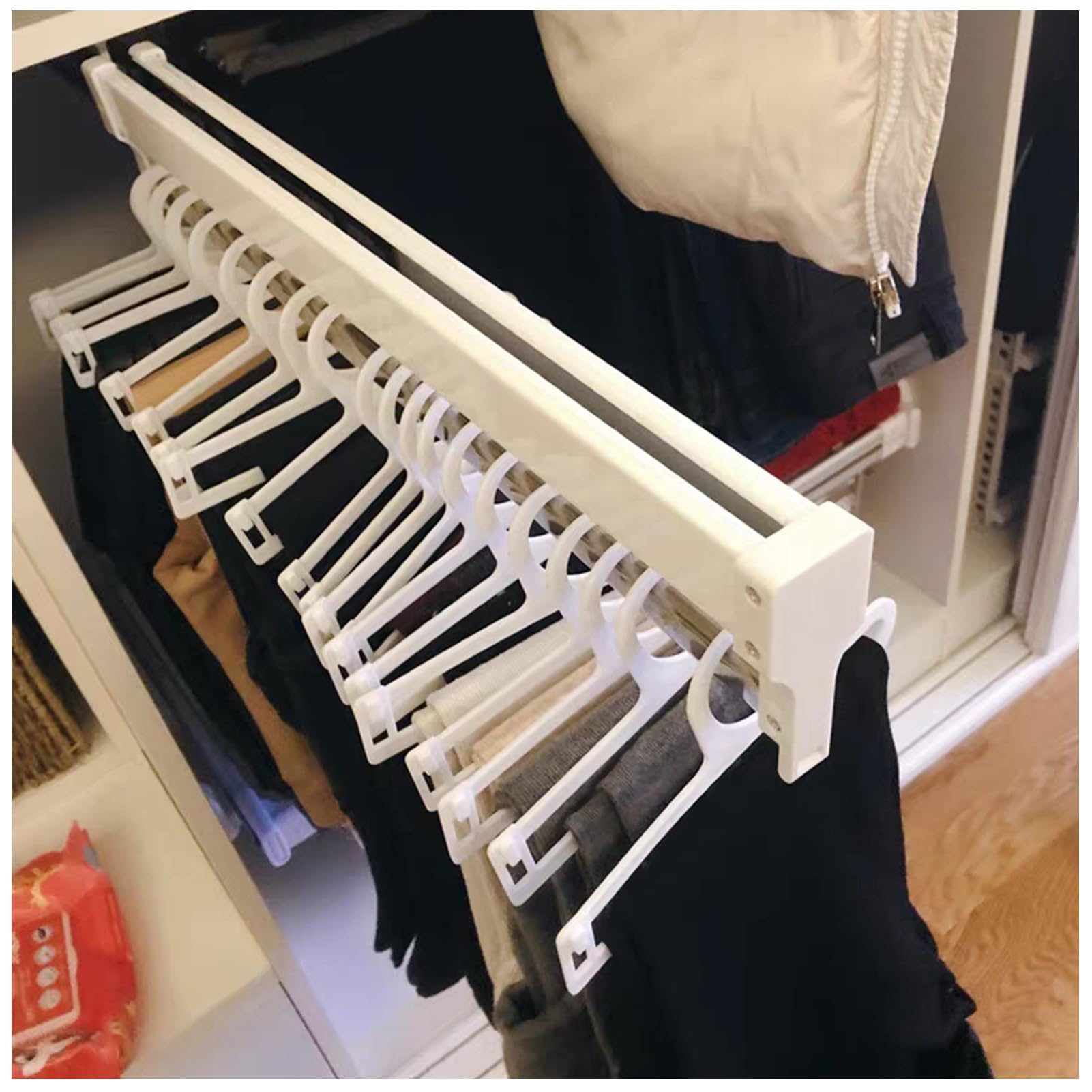 Pantalonero extraíble para solucionar la falta de espacio en armarios profundos