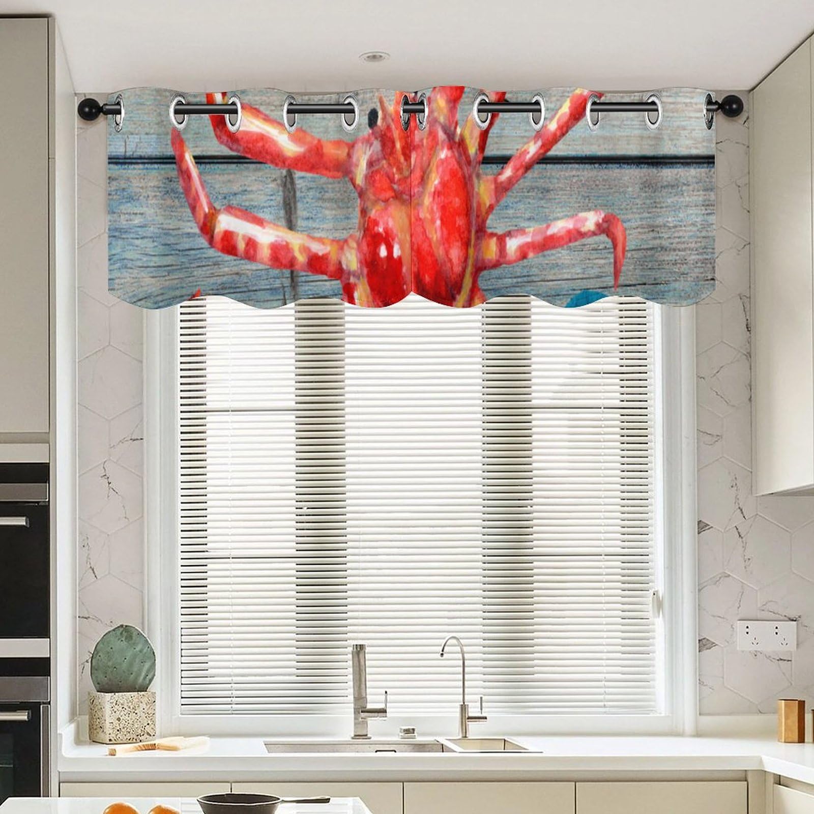 Cortinas con cenefa de boyas y cangrejos para crear un salón con encanto marino