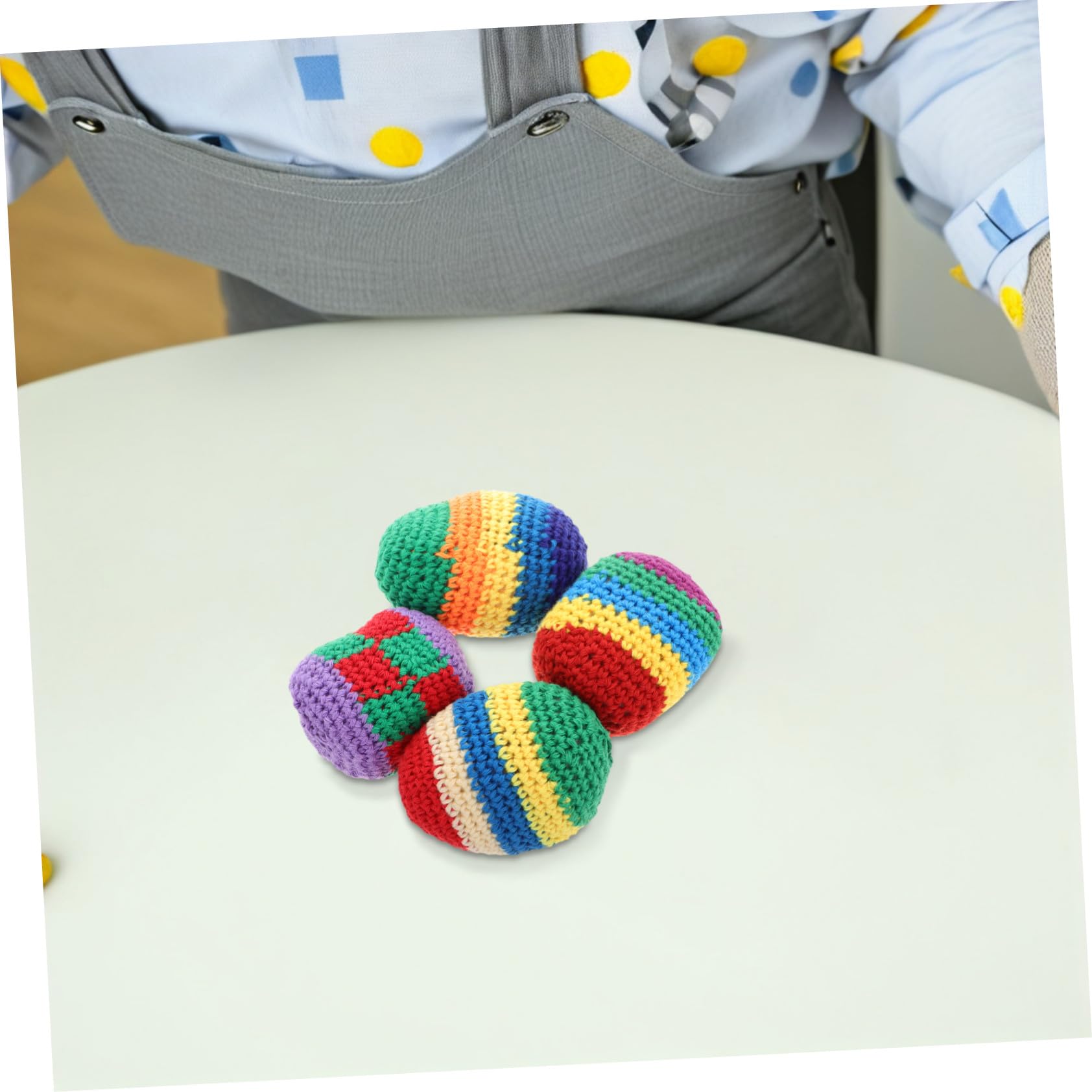 TOYANDONA 4 Stück-Pack Gestrickte Sandbälle für Kindergartenkinder aus Wollgarn Leicht und Farblich Ansprechend für Spielerisches Lernen und Outdoor Aktivitäten Zufälliger Stil